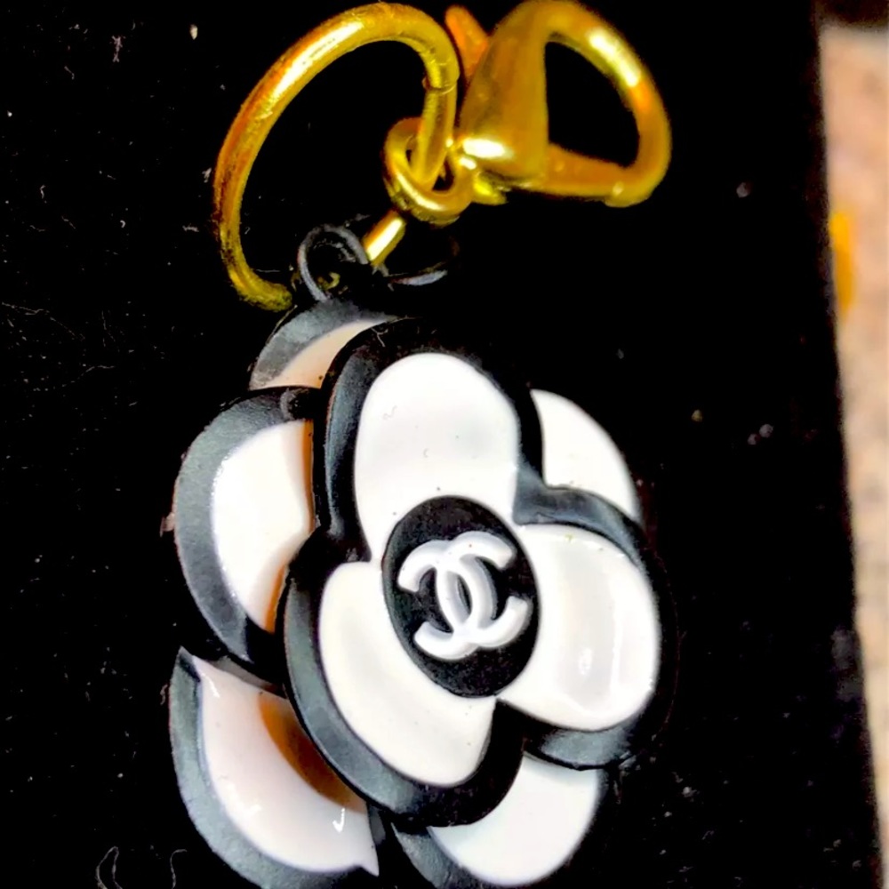 Zipper pull charm
